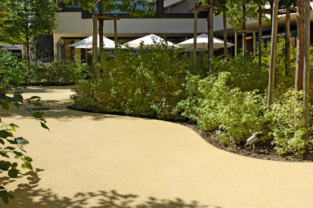 Weg mit gelblichem bam COLOUR Belag bei der Seniorenresidenz Spirgarten